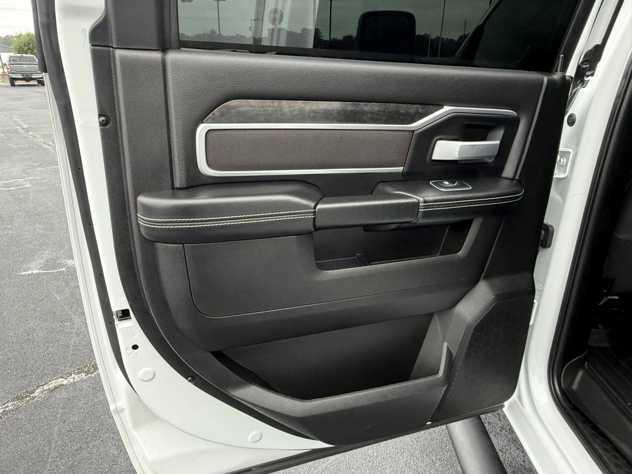 Used 2024 RAM 3500 Big Horn w/ Night Edition AWD/4WD image 12