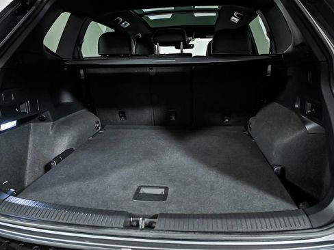 Certified 2024 Volkswagen Tiguan SEL R-Line image 9