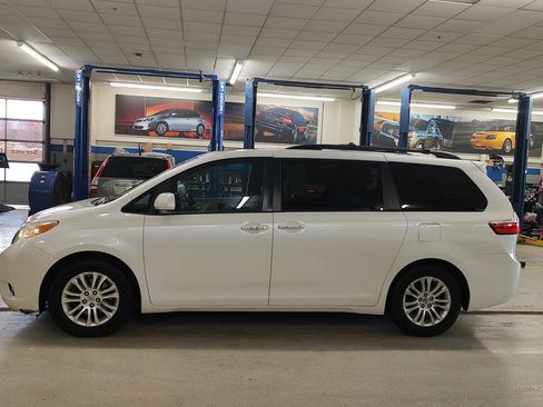 Used 2015 Toyota Sienna XLE w/ XLE Navigation Package image 25