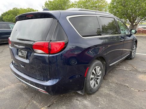 Used 2020 Chrysler Pacifica Touring-L Plus FWD image 6