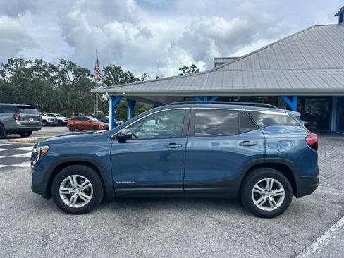Used 2024 GMC Terrain SLE w/ Driver Convenience Package FWD image 2