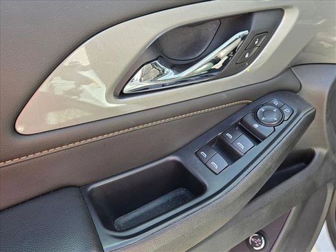 Used 2021 Chevrolet Traverse LT FWD image 10