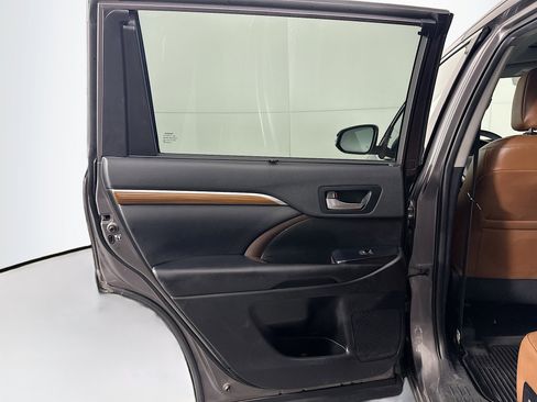 Used 2019 Toyota Highlander Limited Platinum w/ Carpet Mat Package (TMS) AWD/4WD image 26
