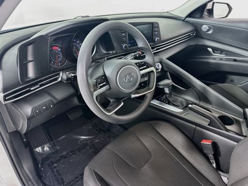 Used 2023 Hyundai Elantra SEL w/ Preferred Accessory Package FWD image 9