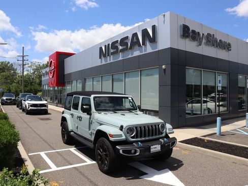 Used 2024 Jeep Wrangler Unlimited Sahara w/ Technology Group AWD/4WD image 2