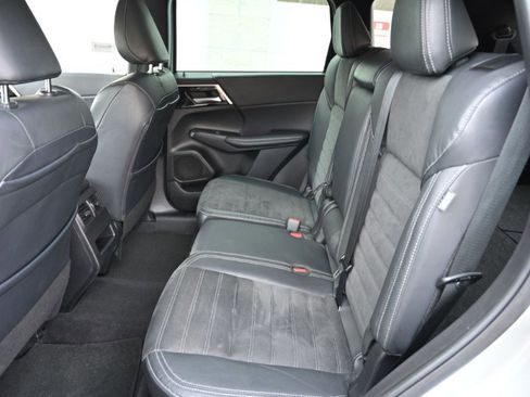 Used 2023 Mitsubishi Outlander SE image 17