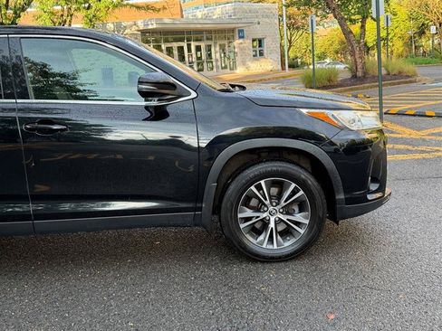 Used 2019 Toyota Highlander LE AWD/4WD image 7