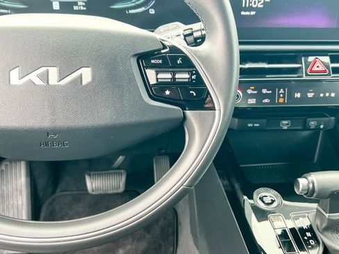 Used 2024 Kia Niro EX image 23