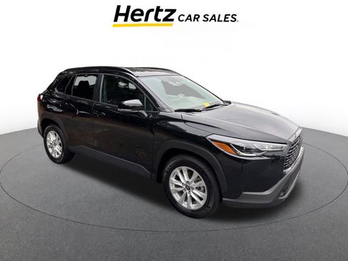 Used 2025 Toyota Corolla Cross LE image 1