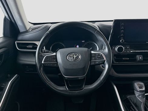 Used 2020 Toyota Highlander XLE FWD image 18