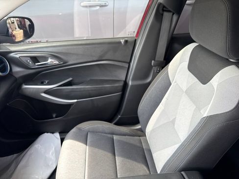 Used 2024 Chevrolet Trax LS w/ LS Convenience Package FWD image 12
