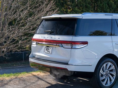 Used 2024 Lincoln Navigator Reserve image 11