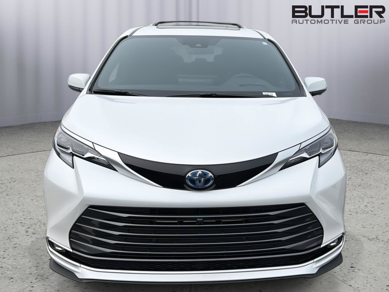 Used 2025 Toyota Sienna Platinum AWD/4WD image 3