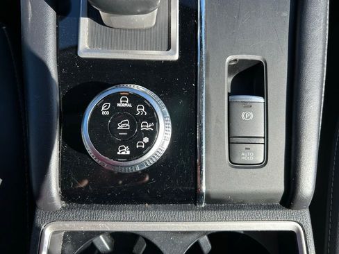 Used 2024 Mitsubishi Outlander SE image 29