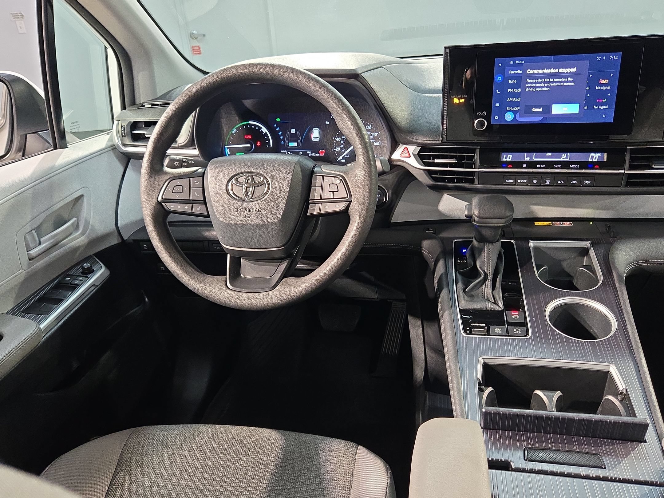 Used 2025 Toyota Sienna LE AWD/4WD image 9