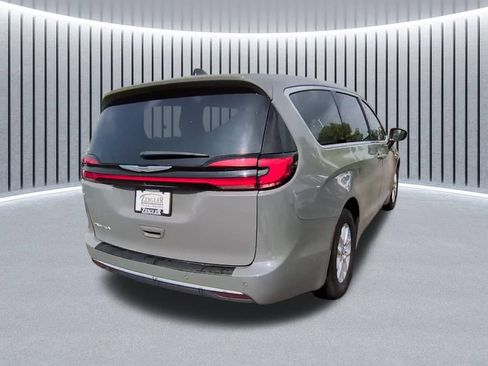 Used 2023 Chrysler Pacifica Touring-L FWD image 14