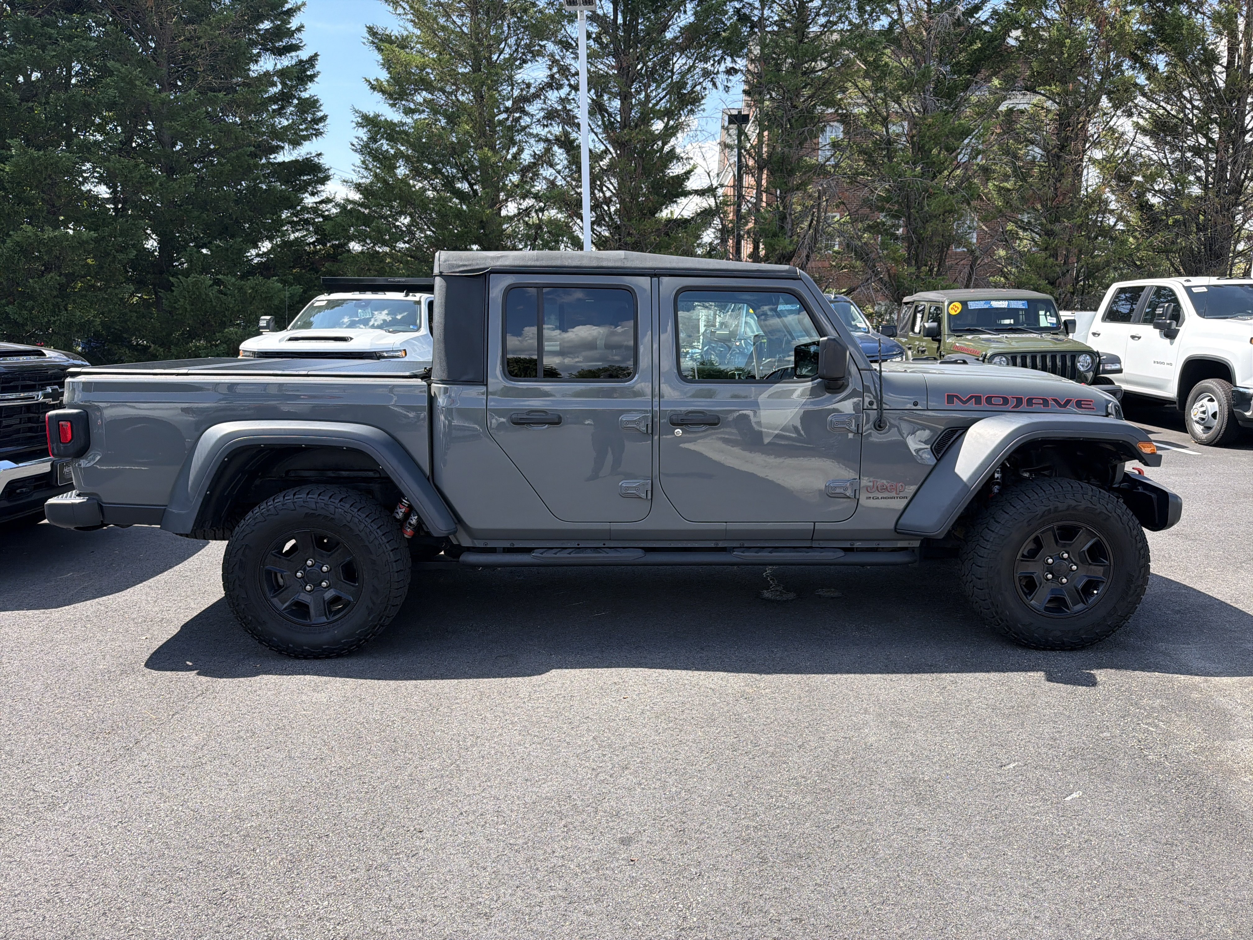 Used 2023 Jeep Gladiator Mojave AWD/4WD image 11
