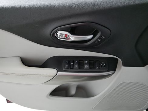 Used 2021 Jeep Cherokee Limited AWD/4WD image 19