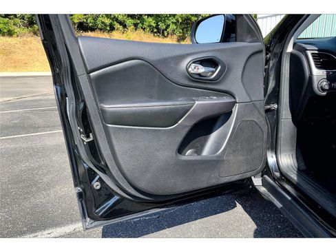 Used 2022 Jeep Cherokee Latitude Lux w/ Sun & Sound Group FWD image 22