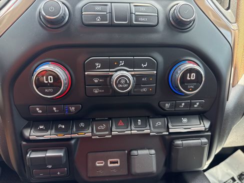 Used 2021 Chevrolet Silverado 1500 High Country AWD/4WD image 17