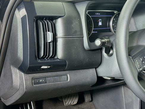 Used 2023 Nissan Pathfinder S image 17