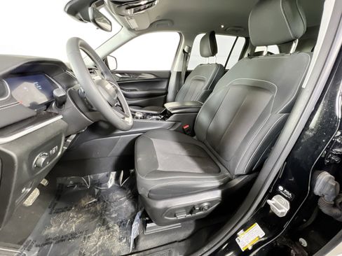 Used 2023 Jeep Grand Cherokee Laredo AWD/4WD image 19
