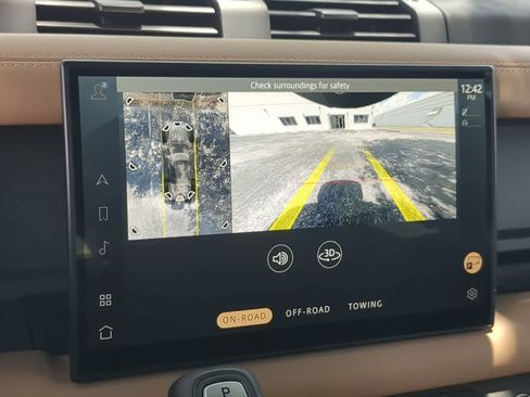 Certified 2025 Land Rover Defender 110 X-Dynamic SE AWD/4WD image 32