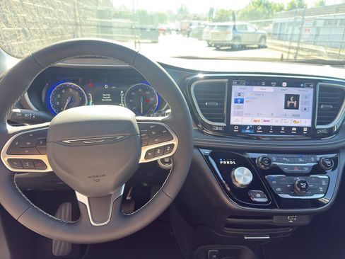 New 2027 Chrysler Pacifica Select AWD/4WD image 8