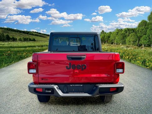 Used 2022 Jeep Gladiator Sport AWD/4WD image 6