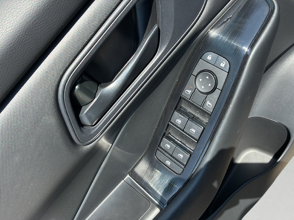 Used 2025 Nissan Rogue S FWD image 21