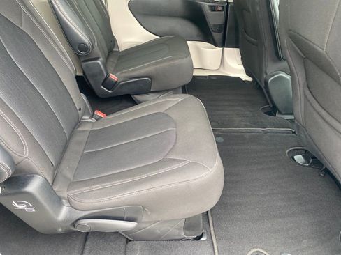 Used 2023 Chrysler Voyager LX image 21