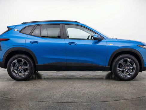 Used 2025 Chevrolet Blazer LT FWD image 11