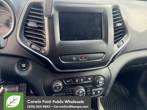 Used 2019 Jeep Cherokee Latitude Plus w/ Comfort/Convenience Group image 11