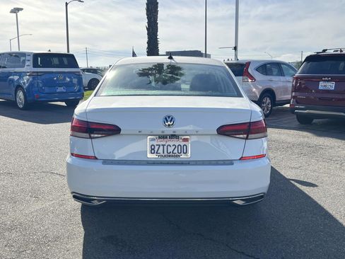 Certified 2022 Volkswagen Passat 2.0T SE image 24