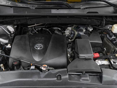 Used 2018 Toyota Highlander LE AWD/4WD image 30