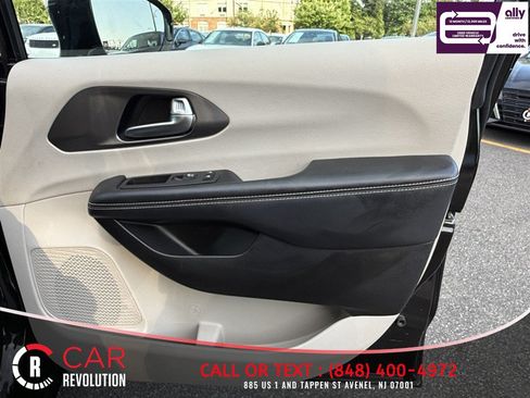 Used 2024 Chrysler Pacifica Limited FWD image 48