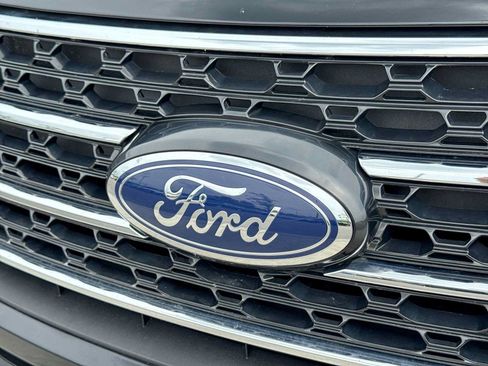 Used 2023 Ford Explorer XLT AWD/4WD image 11