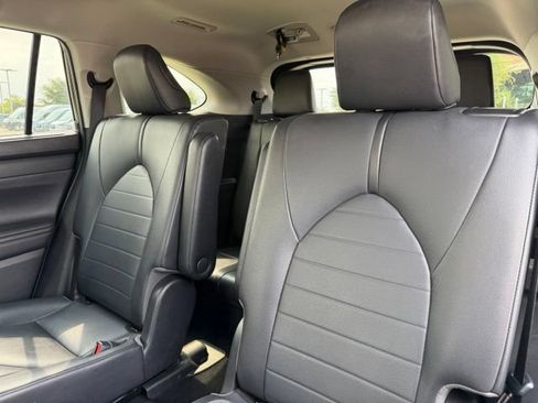 Used 2020 Toyota Highlander XLE AWD/4WD image 24