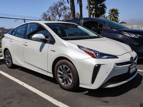 Certified 2021 Toyota Prius XLE w/ Advanced Technology Package FWD image 3