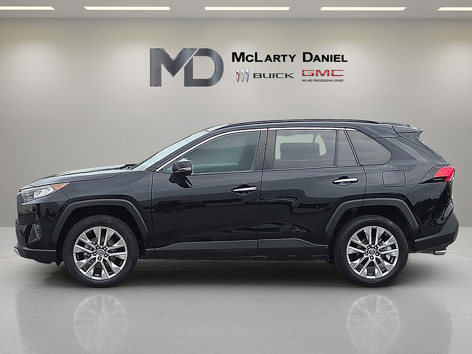 Used 2019 Toyota RAV4 Limited FWD image 2