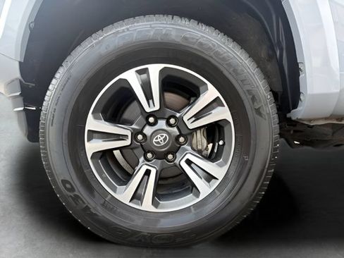 Used 2019 Toyota Tacoma TRD Sport AWD/4WD image 33