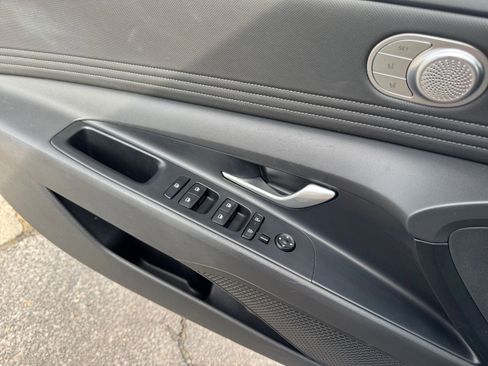 Used 2025 Hyundai Elantra Limited image 18