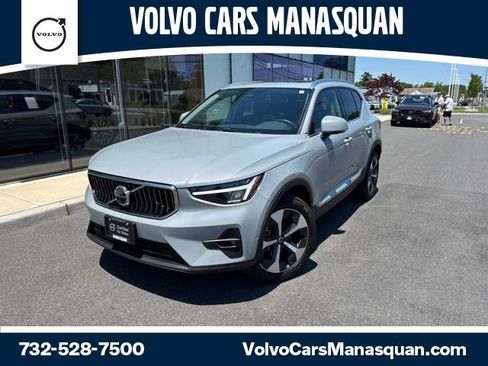 Certified 2025 Volvo XC40 B5 Plus AWD/4WD image 1