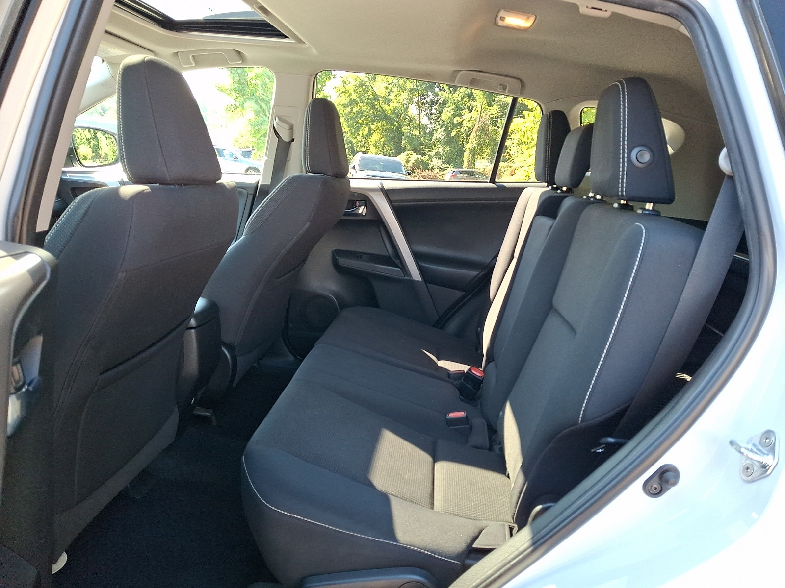 Used 2018 Toyota RAV4 XLE AWD/4WD image 11
