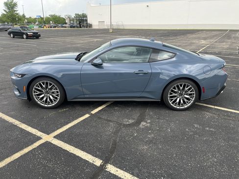 Used 2025 Ford Mustang Premium image 3