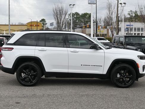 Used 2025 Jeep Grand Cherokee Limited w/ Black Appearance Package image 17
