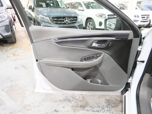 Used 2015 Chevrolet Impala LT w/ Convenience Package image 17