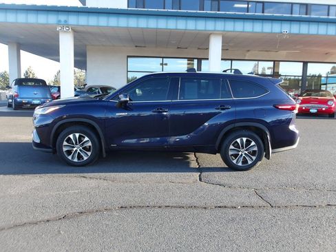 Used 2021 Toyota Highlander XLE AWD/4WD image 2