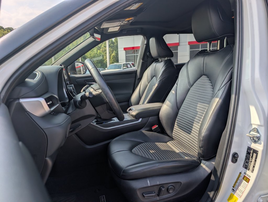 Used 2023 Toyota Highlander XSE FWD image 21