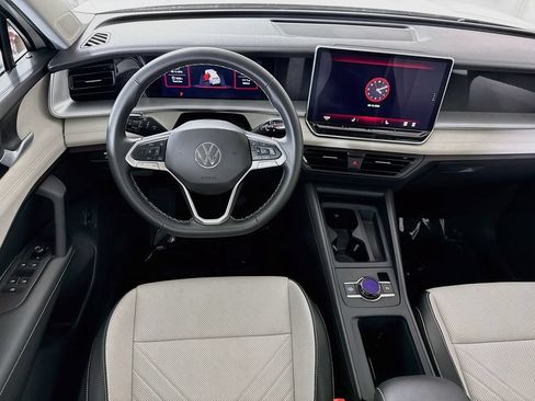 Used 2025 Volkswagen Tiguan SE AWD/4WD image 3